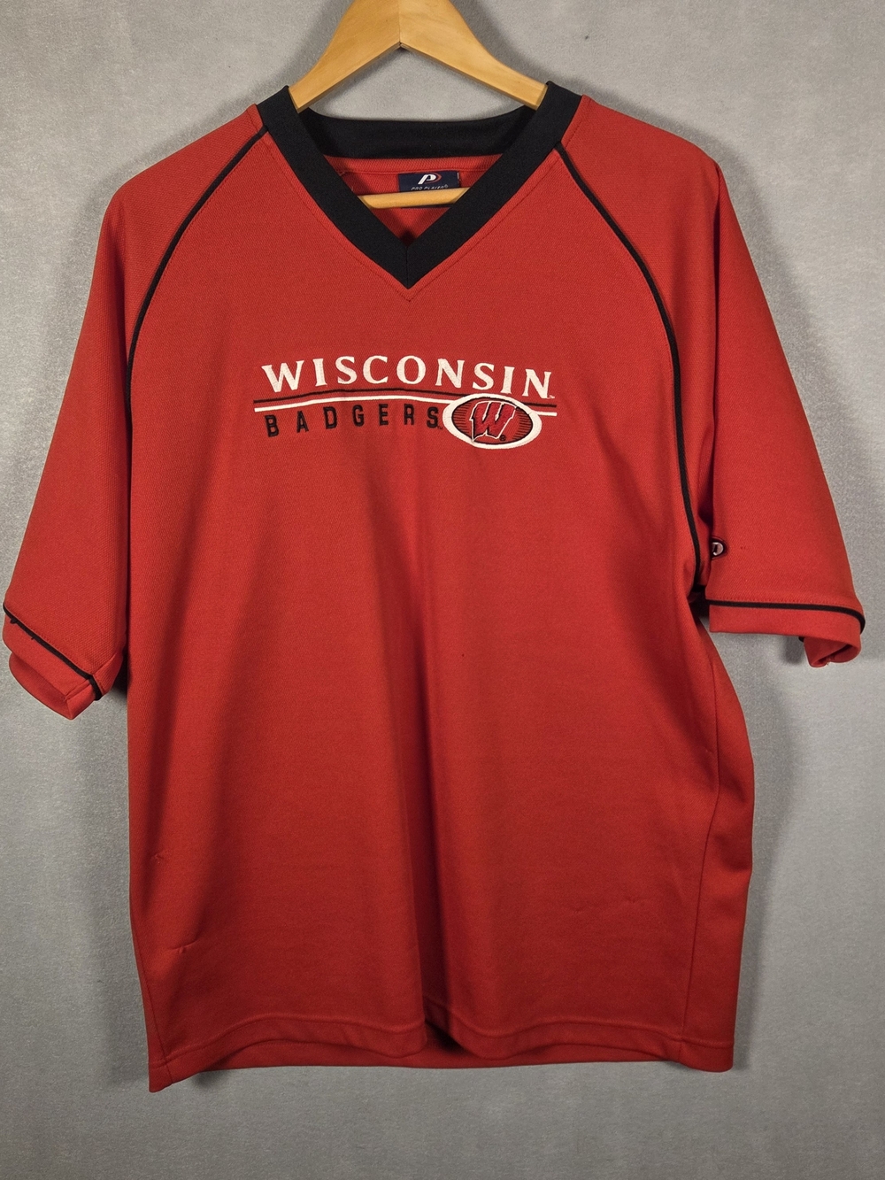 Pro Player Wisconsin Badgers V-neck pullover fleece sweatshirt (R531)